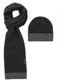 Czarny i szary w paski dziany szalik oraz pasująca czapka, z prążkowaną fakturą i skórzanym akcentem na mankiecie czapki.