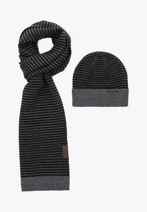 Czarny i szary w paski dziany szalik oraz pasująca czapka, z prążkowaną fakturą i skórzanym akcentem na mankiecie czapki.