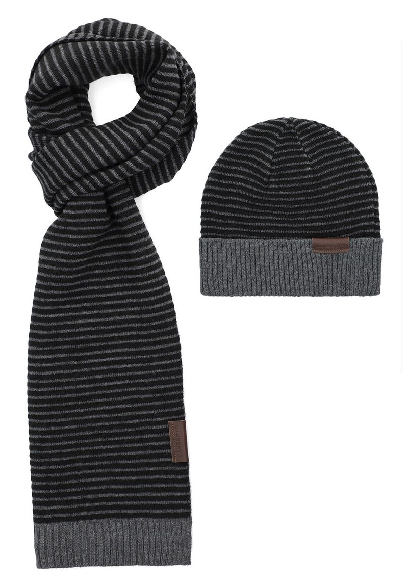 Czarny i szary w paski dziany szalik oraz pasująca czapka, z prążkowaną fakturą i skórzanym akcentem na mankiecie czapki.