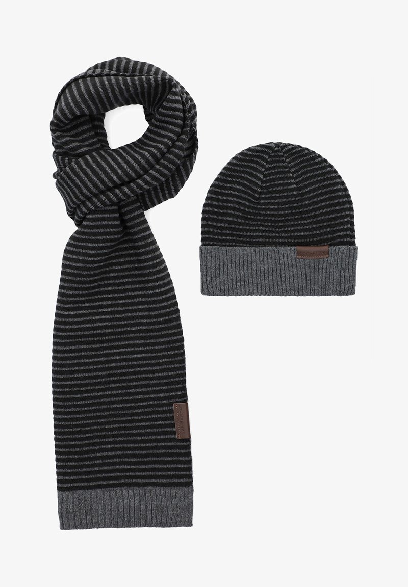 Czarny i szary w paski dziany szalik oraz pasująca czapka, z prążkowaną fakturą i skórzanym akcentem na mankiecie czapki.