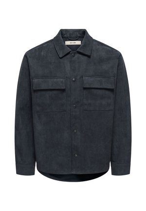 Marineblå ruskindsjakke med krave, to brystlommer, knaplukning og en struktureret form. Glat tekstur; moderne design.