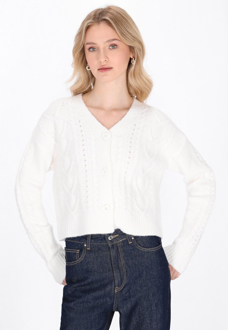 Cardigan bianco corto con scollo a V, chiusura con bottoni e design a trecce. Presenta maniche lunghe e polsini e orlo a coste.