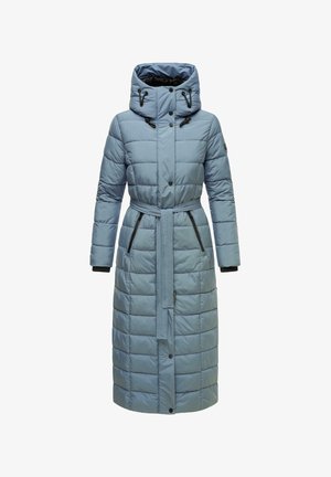 Világoskék párnázott kabát magas gallérral, állítható húzózsinórral, övvel a deréknál és fekete cipzáras zsebekkel. Átvarrott minta az egész felületen.