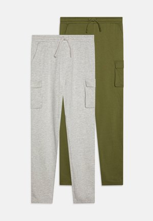 To par med bukser: en grå og en olivengrønn. Begge har strikkjusterbar midje og sidelommer. Mykt, elastisk stoff.