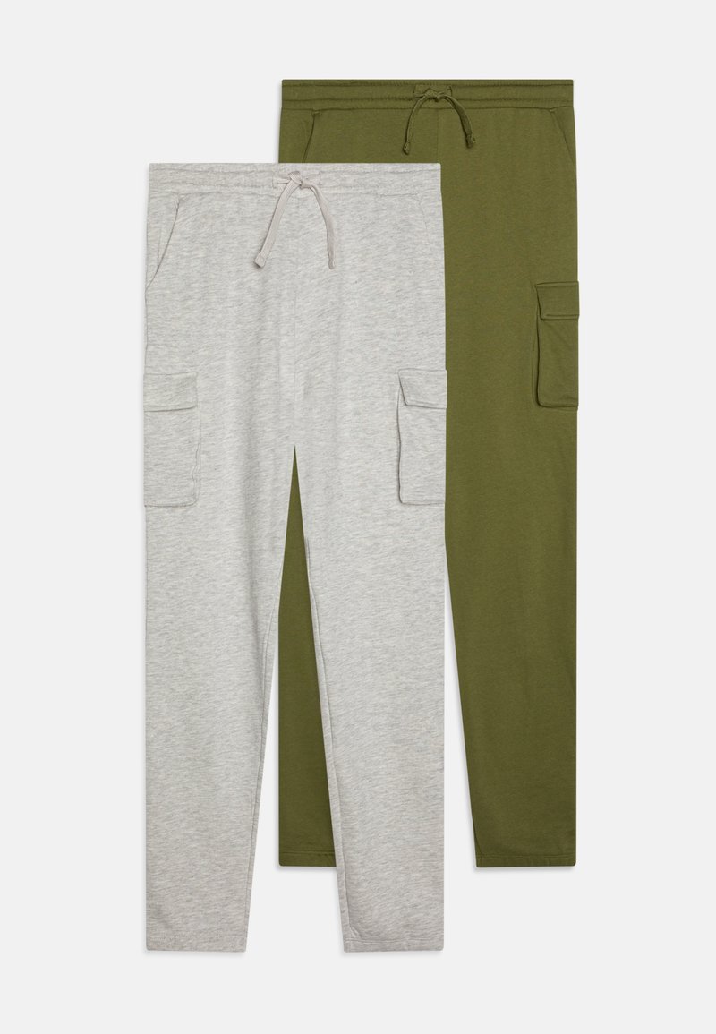Duas calças: uma cinza, outra verde-oliva. Ambas com cintura elástica ajustável e bolsos laterais tipo cargo. Tecido macio e elástico.