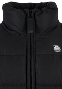 Sort puffer vest med høj krave, lynlås foran og Southpole Originals-logo. Glat stof med quiltede detaljer til isolering.