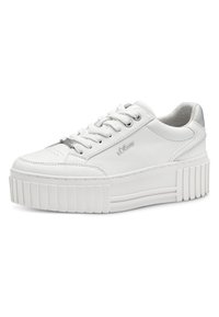 Sneaker in pelle bianca con una suola piattaforma spessa e striata. Punta arrotondata, design con lacci e sottili dettagli metallici sul tallone.