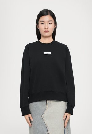 Sweatshirt noir avec un col rond et des manches longues. Présente un logo rectangulaire blanc sur la poitrine. Tissu doux, coupe décontractée.