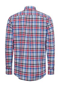 Camicia scozzese rossa, blu e nera con dettagli bianchi. Presenta maniche lunghe, colletto con bottoni e un orlo curvo. Materiale in cotone.