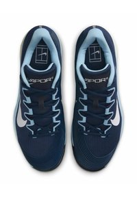 Ein Paar navy-blaue und hellblaue Nike Vapor 12 Sneaker, von oben betrachtet, zeigt die Schnürdetails und ein Tennisplatz-Design im Inneren.