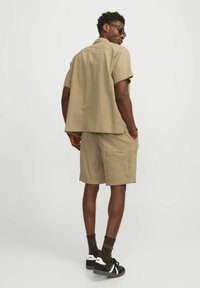 Jack & Jones JPSTJAIDEN CRINKLE JOGGER  - Shorts - fields of rye