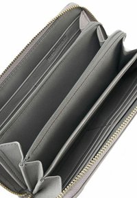 Cartera de cuero gris con cierre de cremallera, múltiples compartimentos y forro interior suave. Presenta herrajes en tono dorado y costuras sutiles.