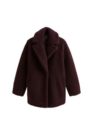 Giacca teddy lungo di colore borgogna scuro, con maniche lunghe, ampio colletto a risvolto e morbido tessuto in pile testurizzato, mostrata su uno sfondo bianco.