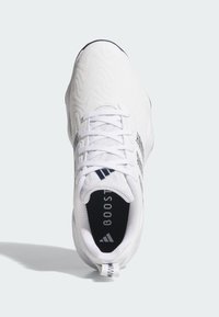 Vit atletikssko med ett texturerat mesh-överdel, snörning fram och en mörk insida med "BOOST"-logotyp. Försedd med en logotyp på sidan.