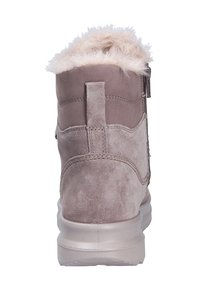 Suedestøvle i lys grå med en fluffy pelskrave. Har en glat overflade, rund tå og en gummisål med en let hæl.