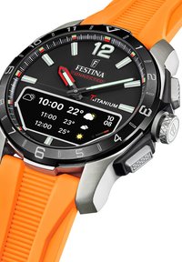Titanium-smartwatch med svart urtavla, orange gummirem och digital display som visar tid och väder. Har detaljer i rostfritt stål.