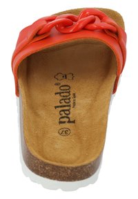 Sandal in arancione con una fascia testurizzata caratterizzata da un design a catena, soletta in sughero e suola bianca. Il marchio è visibile sulla soletta interna.