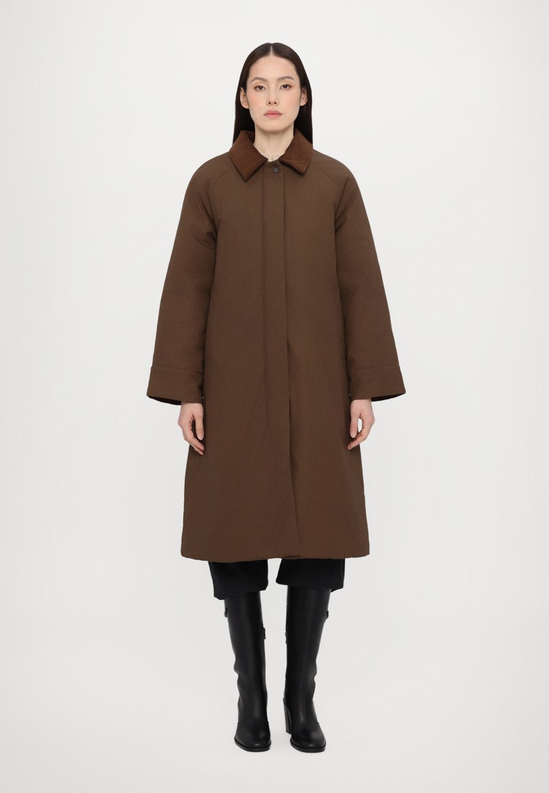 Holzweiler - DEBBIE OIL COAT - Klassischer Mantel - brown, Vergrößern