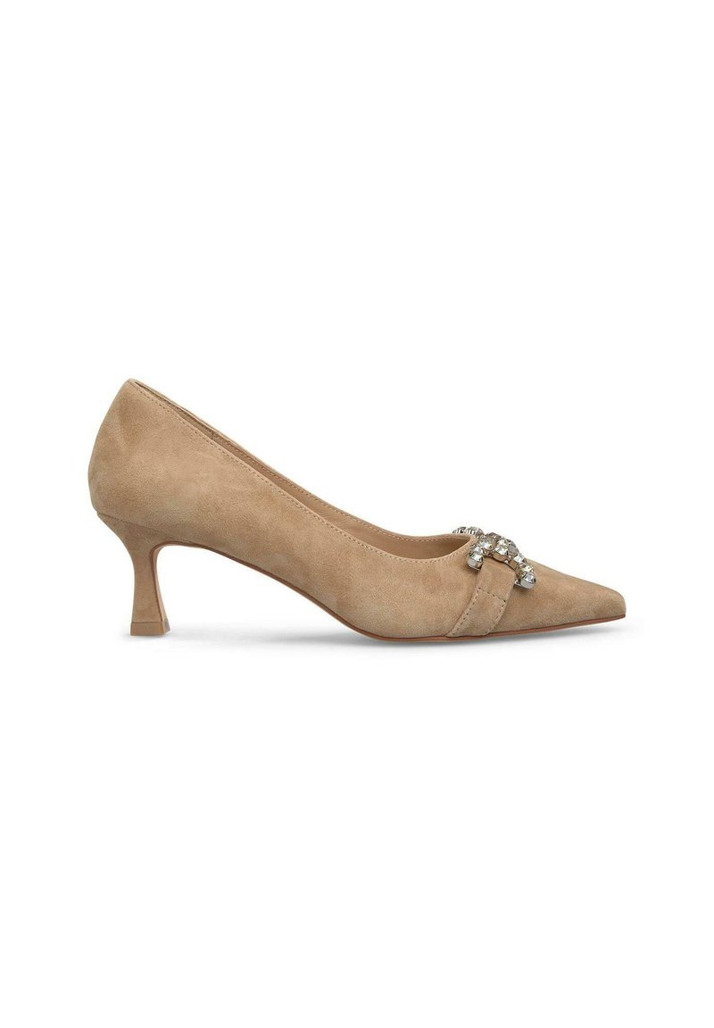 Scarpa in suede beige con tacco alto, punta affusolata, piccolo tacco a blocco e decorazione metallica alla tomaia.