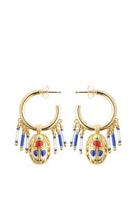 Boucles d'oreilles en or avec un charme en forme de scarabée, arborant des accents bleus et rouges. Des détails à franges en perles bleues, blanches et vertes pendent sous les anneaux.
