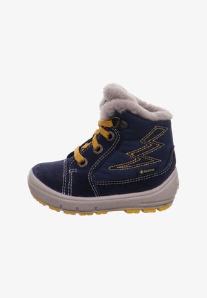 Hochgeschlossenes, navyblaues Wildleder-Stiefelette mit gelben Schnürsenkeln, grauem Fellfutter und Gummisohle. Verfügt über gelbe Akzente und GORE-TEX-Branding.