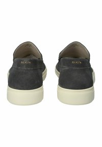 Pilkos zomšinės slip-on tipo bateliai su apvaliu pirštu, balta gumine padanga ir diskretišku auksiniu užrašu ant kulno. Lygi tekstūra.