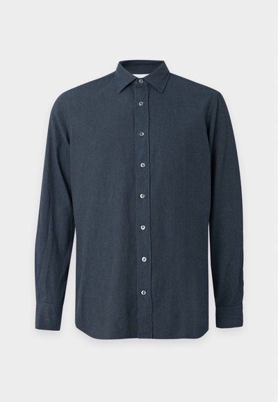 Chemise gris foncé à manches longues avec boutons et col classique, présentée sur un fond clair uni.