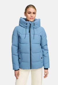 Ljusblå pufferjacka med hög krage, dragkedja fram, svarta detaljer och horisontellt kviltat mönster. Har justerbara dragsnören.