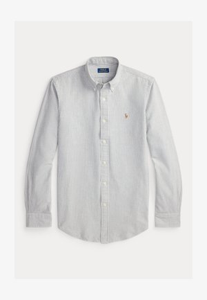 Vīriešu krekls ar garām piedurknēm, ar pogām, pelēkām un baltām vertikālajām svītrām un nelielu izšūtu logotipu kreisajā krūšu daļā.