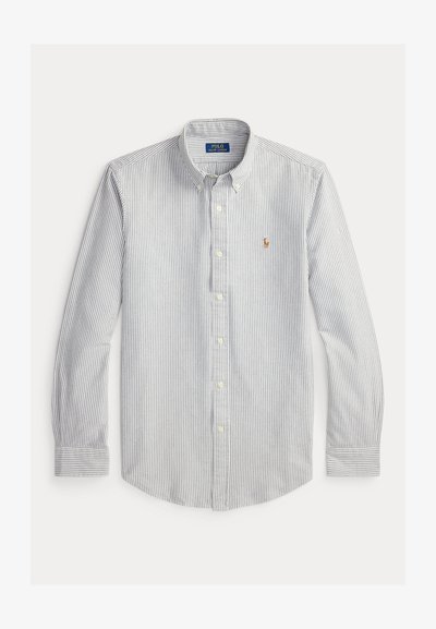 Vīriešu krekls ar garām piedurknēm, ar pogām, pelēkām un baltām vertikālajām svītrām un nelielu izšūtu logotipu kreisajā krūšu daļā.