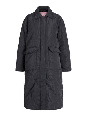 Długa czarna pikowana kurtka z kołnierzem, ukrytym zapięciem z przodu, dwoma klapowymi kieszeniami oraz różową podszewką widoczną przy linii szyi.