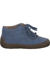 Scarpa alla caviglia in suede blu con punta arrotondata, design con lacci e suola in gomma marrone testurizzata. Linee pulite e dettagli minimali.