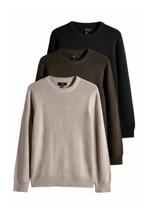 Tre ribstrikkede sweatere i beige, olivengrøn og sort, stablet med beige foran, alle med rund halsudskæring og lange ærmer.
