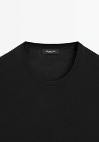 Černý svetr s kulatým výstřihem vyrobený z texturované pleteniny. Štítek nese nápis "Massimo Dutti." Obsahuje standardní žebrovaný límec a minimalistický design.