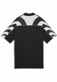 Chemise noire à manches courtes avec un motif blanc et noir sur les épaules, fabriquée en tissu respirant avec une finition texturée.