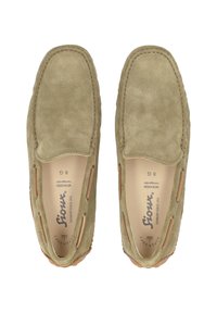 Wildleder-Loafer in Olivgrün mit Ausschnitten und kontrastierenden Lederakzenten. Merkmale sind eine abgerundete Zehenpartie und eine strukturierte Gummisohle.
