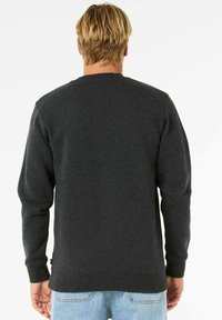 Donkergrijze sweatshirt met lange mouwen en ronde hals, voorzien van een ribbelboord aan de onderkant en de mouwen. De stof heeft een gladde textuur zonder zichtbare patronen.