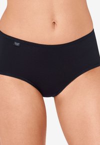 Zwarte katoenen slip met een gladde textuur, elastische tailleband en een klein logo label. Beschikt over een mid-rise ontwerp voor bedekking en comfort.