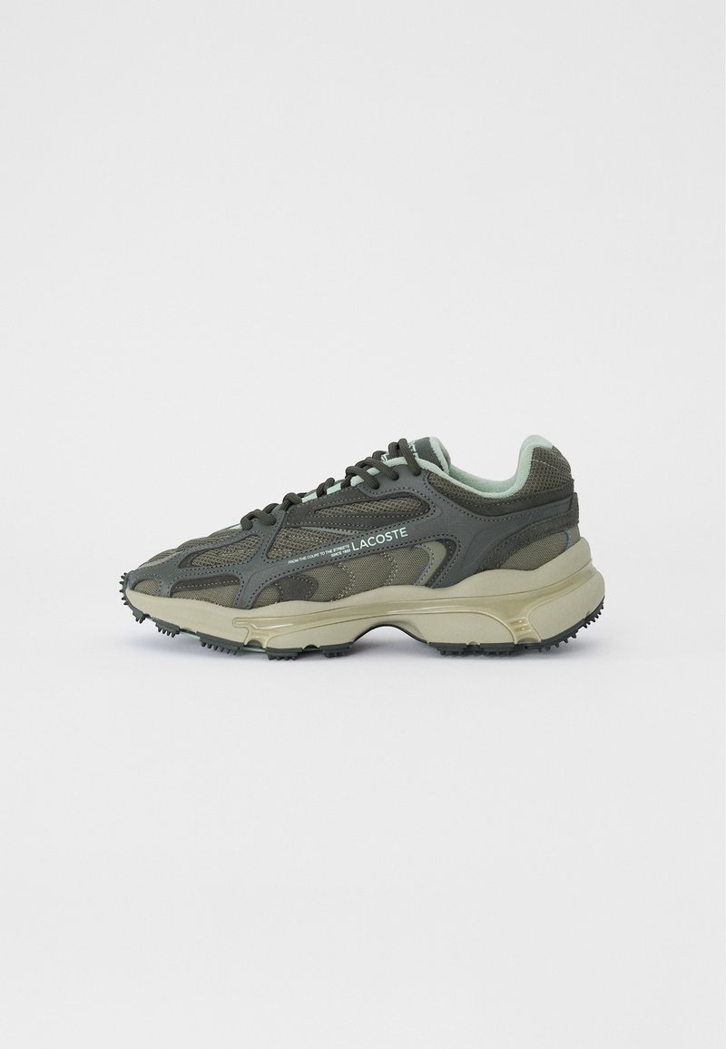 Baskets Lacoste en mesh et cuir vert foncé avec une semelle épaisse beige et des lacets noirs, vues de côté sur fond blanc.