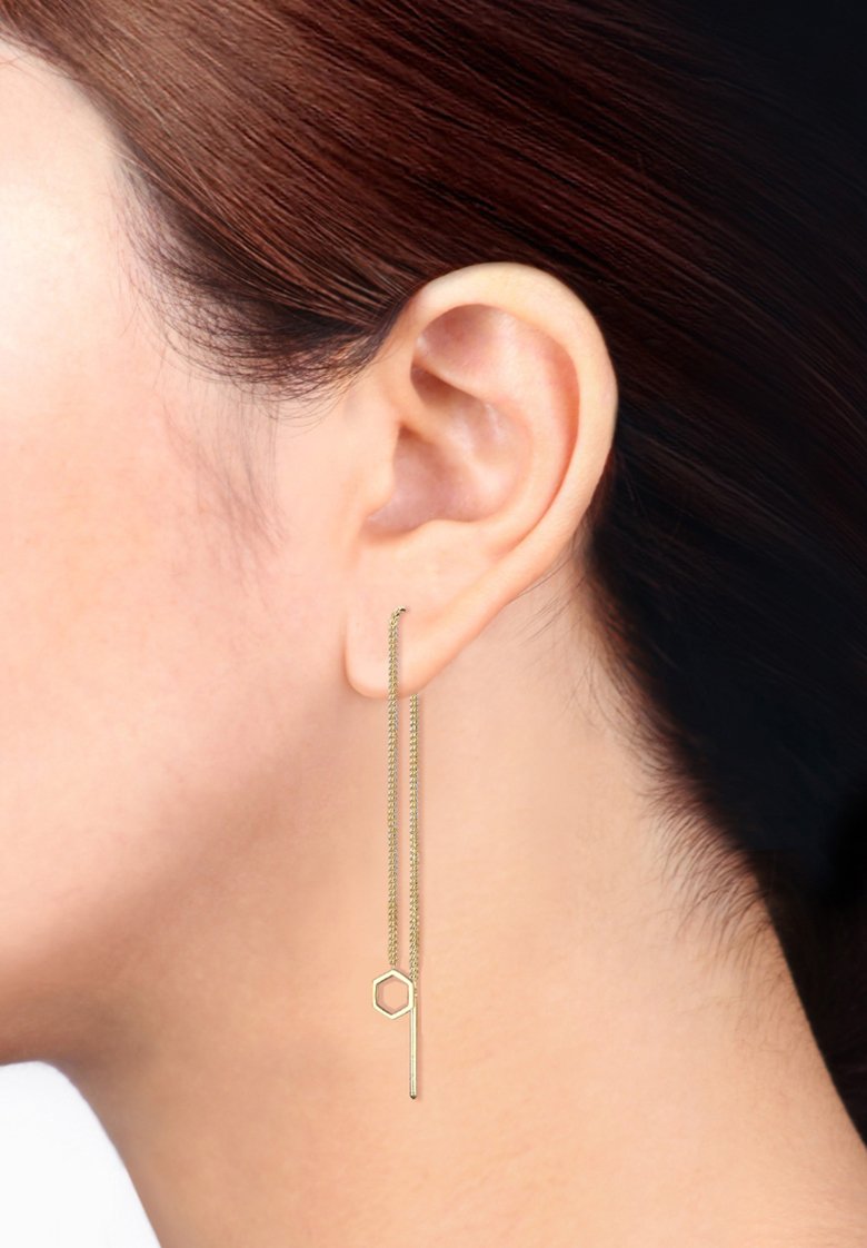 Boucles d'oreilles en or suspendues, dotées d'une forme hexagonale et d'une tige droite. Le design comprend de fines chaînes pour ajouter de la texture.