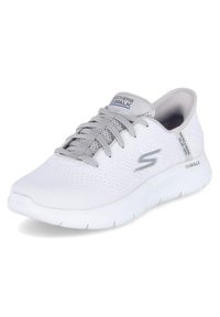 Scarpa da ginnastica bianca in mesh con accenti grigi, punta tonda, design con lacci e suola imbottita. Presenta il marchio Skechers sul lato e sulla linguetta.