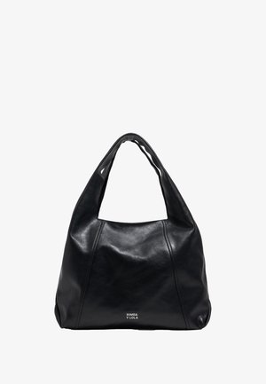 Czarna skórzana torba typu hobo z dużym, zakrzywionym uchwytem, wyraźnym przeszyciem i wytłoczonym logo na przodzie. Gładka faktura o delikatnym połysku.
