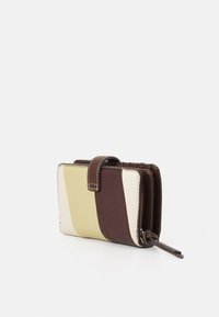 Portafoglio in pelle beige, marrone e verde oliva. Forma rettangolare, dotato di chiusura con zip e un anello per una facile maneggevolezza.
