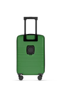 Groene hard-shell koffer met horizontale groeven, zwarte hardware, een uitschuifbare handgreep en vier wielen voor mobiliteit.