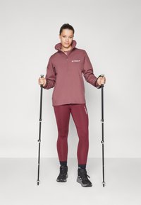 Adidas Terrex Vodootporna jakna - quiet crimson