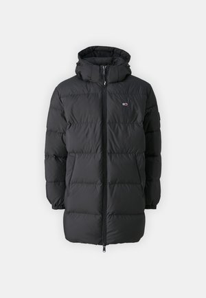 Chaqueta de plumas negra con capucha, que cuenta con un cierre frontal, acolchado horizontal y dos bolsillos laterales. Está hecha de un material sintético suave.