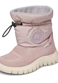 Růžové zateplené boty s měkkým semišovým dolním dílem, staženým horním okrajem a nastavitelnou tkaničkou. Mají kulaté logo a texturovanou gumovou podešev.
