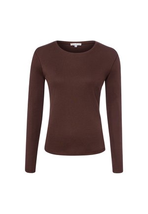 Bruin, nauwsluitend shirt met lange mouwen en ronde hals, met zichtbare stiksels op schouder en manchetten, getoond op een witte achtergrond.