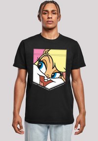 Černé tričko s grafikou karikaturní postavy s blond vlasy, modrýma očima a pozadím se žlutými a růžovými čtvercemi.