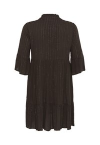 Rochie neagră, până la genunchi, cu un design în straturi, având o textură pliată și mâneci volan. Detalii metalice subtile pe întreaga piesă.
